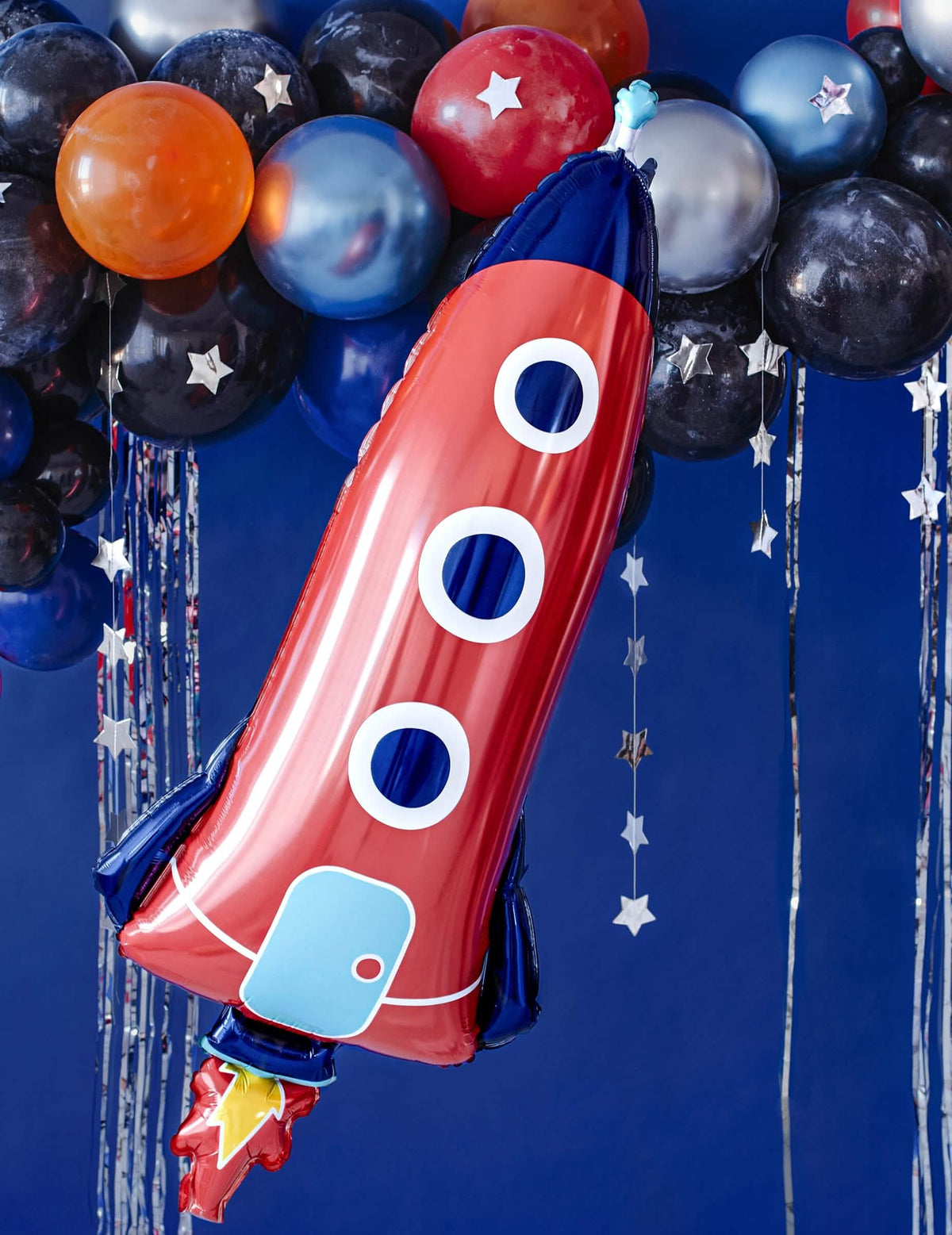 Detailní záběr v párty dekoraci z hliníkového balónu ve tvaru rakety
