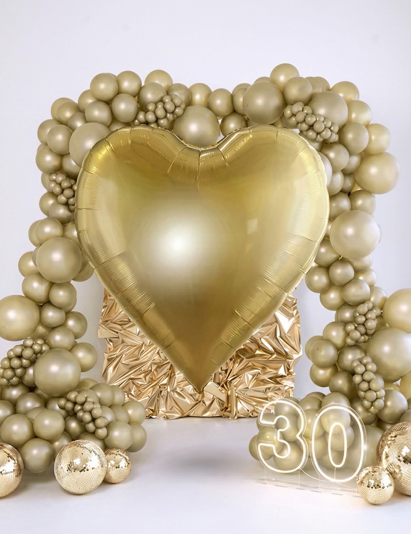 Obří fóliový balón zlaté srdce XXL 1,36 x 1,29 m