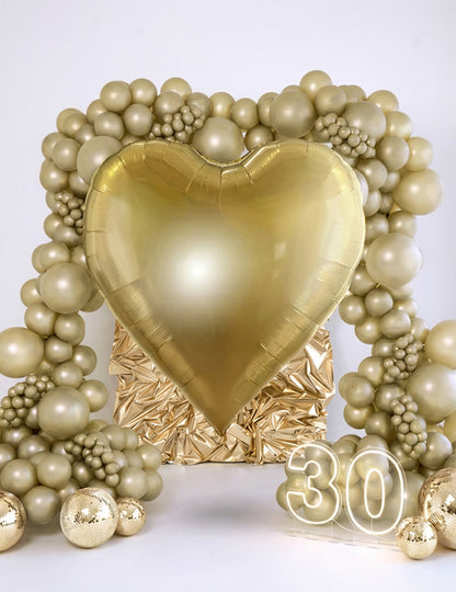 Obří fóliový balón zlaté srdce XXL 1,36 x 1,29 m