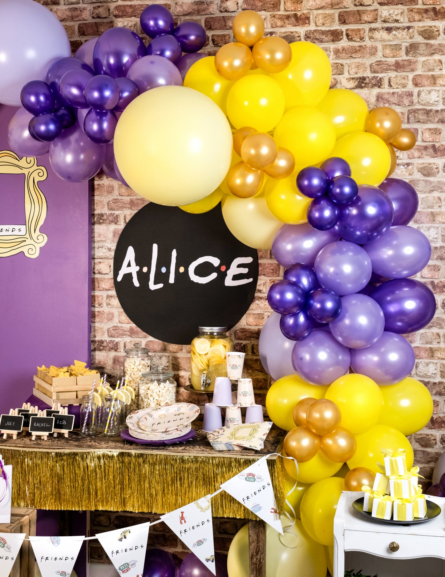 Mise en situation du ballon en latex géant pour fête jaune