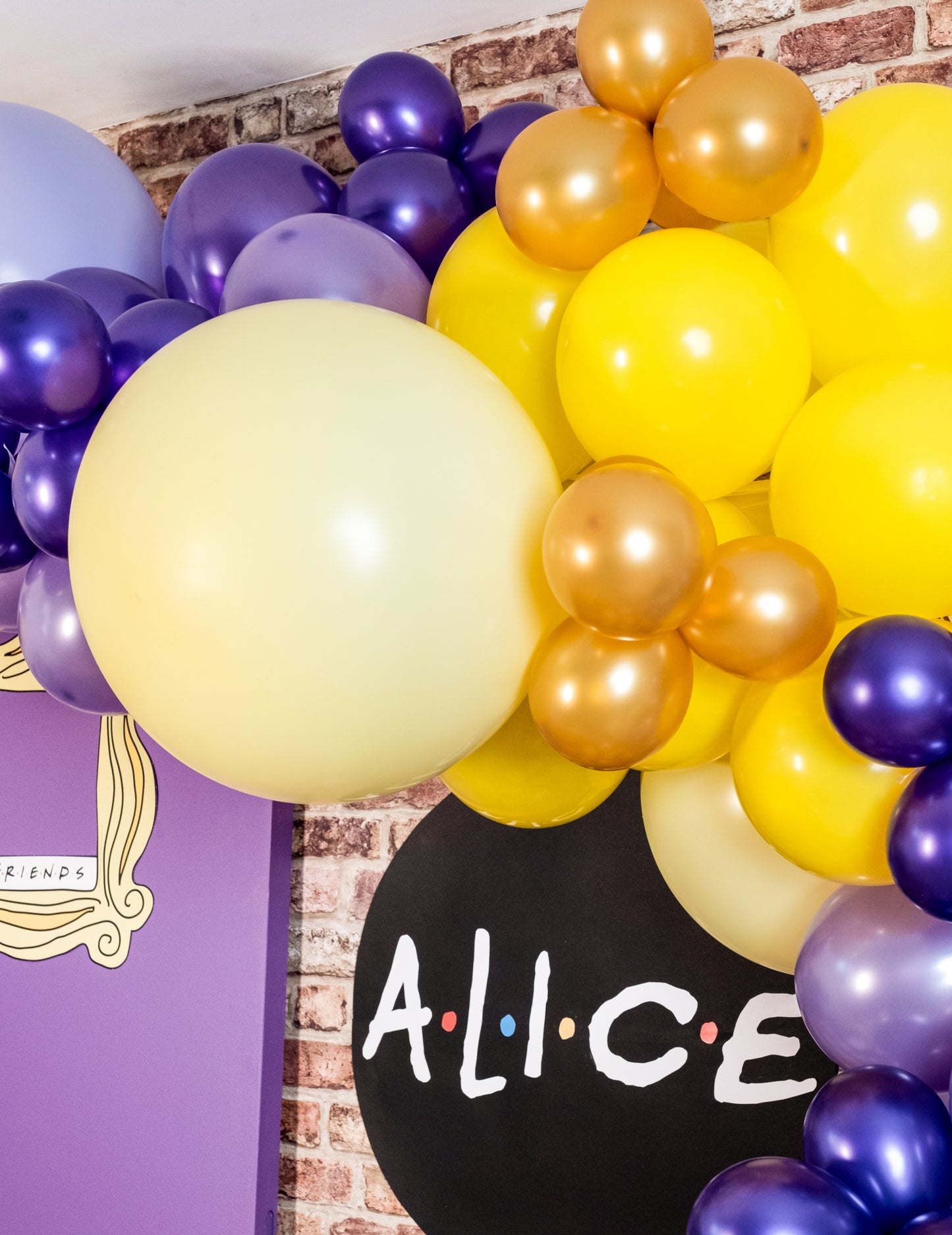 Gros plan du ballon en latex géant pour fête jaune