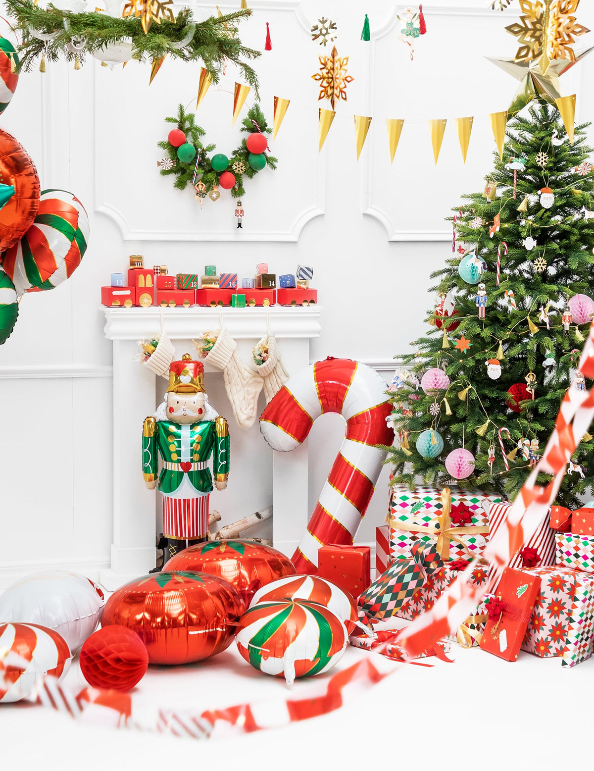 Mise en scène festive du ballon géant en aluminium sucre d'orge pour décoration Noël