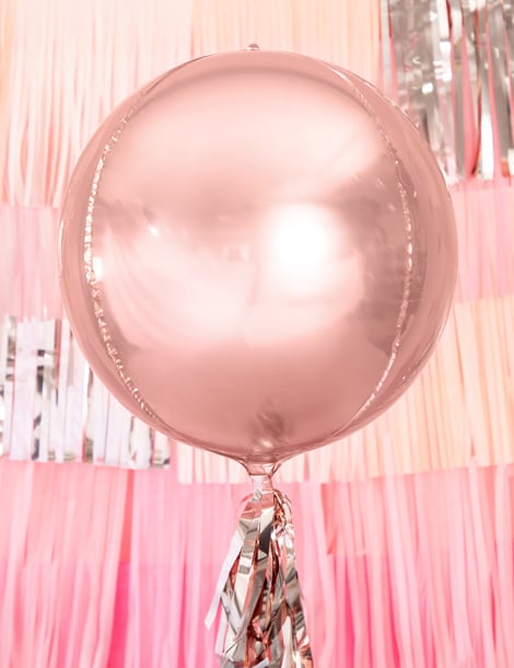 Mise en situation du ballon sphère en aluminium rose gold métallisé