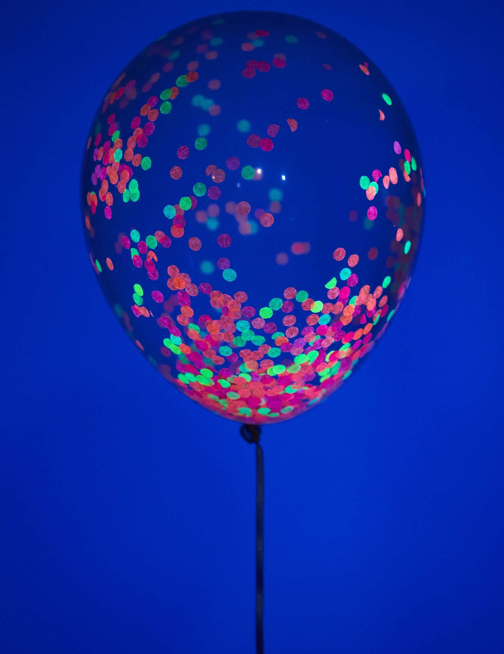 Detail na konfety z latexového balónku neon konfety na oslavu