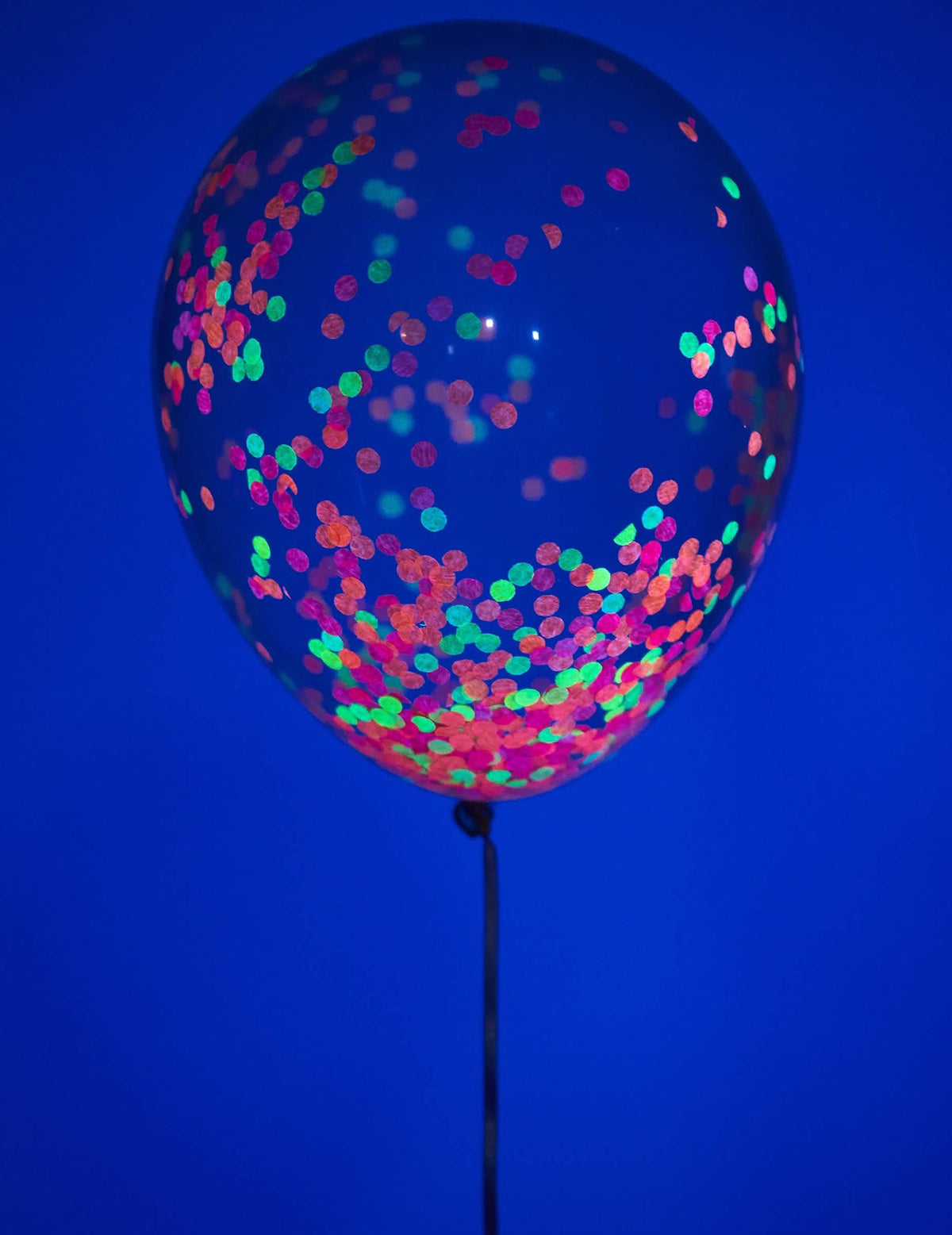 Detail na konfety z latexového balónku neon konfety na oslavu
