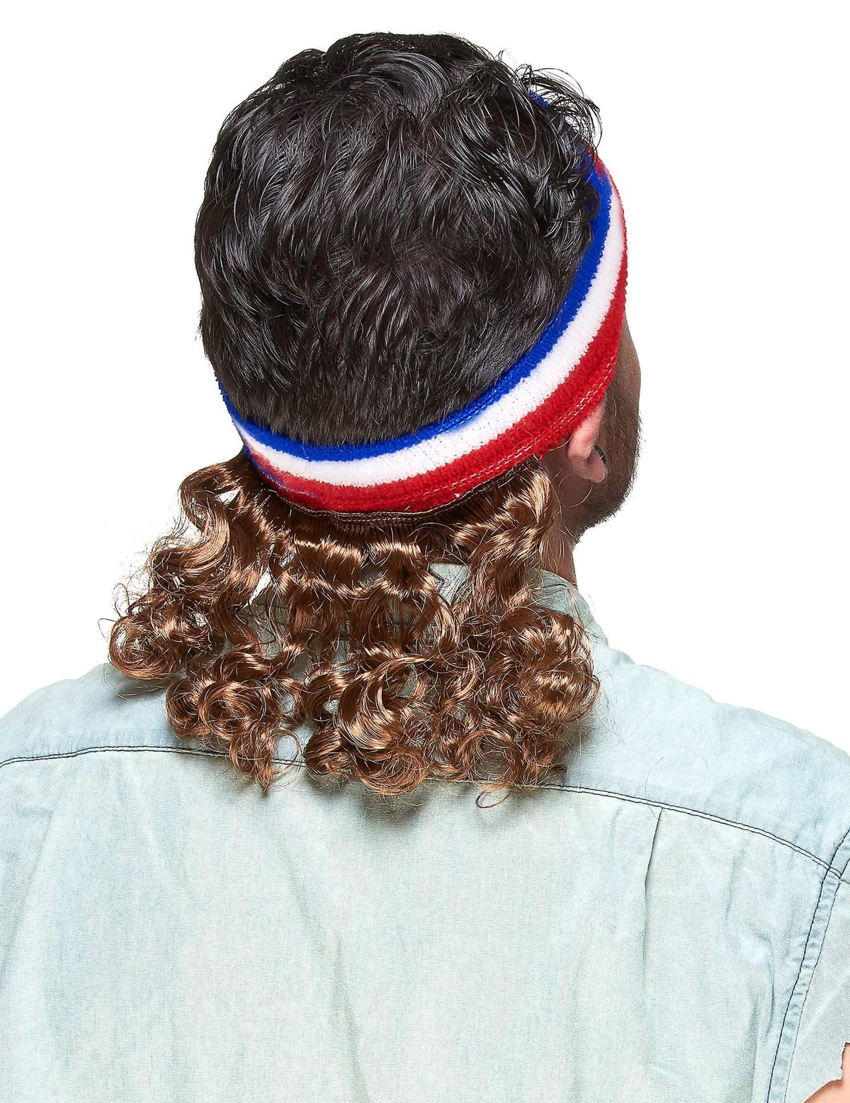 Pohled zezadu na modrá bílá a červená čelenka mullet