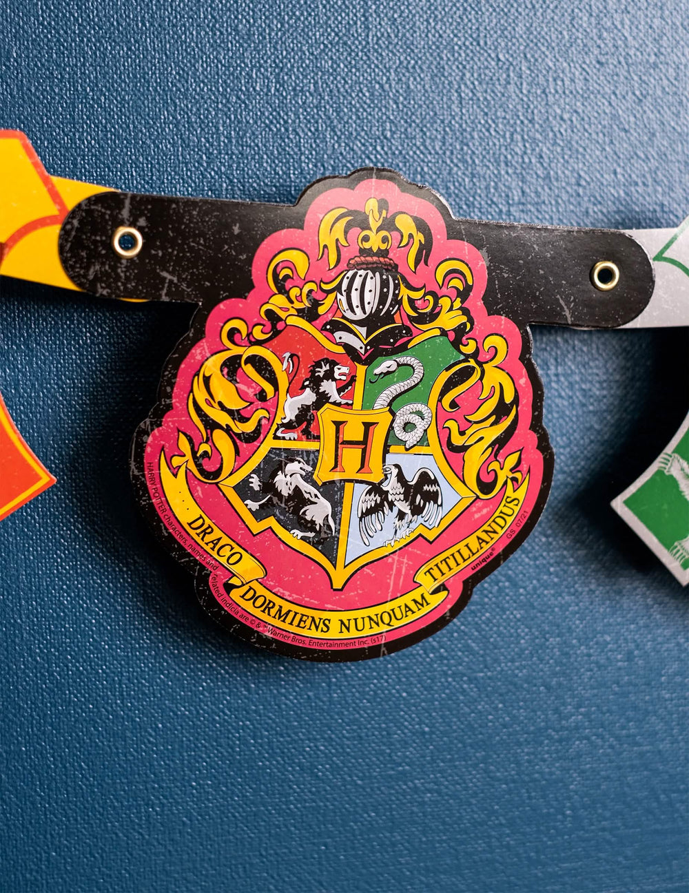 Detailní záběr na erb Bradavic z banneru happy birthday Harry Potter