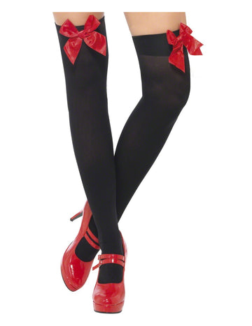 Gros plan sur les jambes des bas avec nœuds rouges pour femme noirs