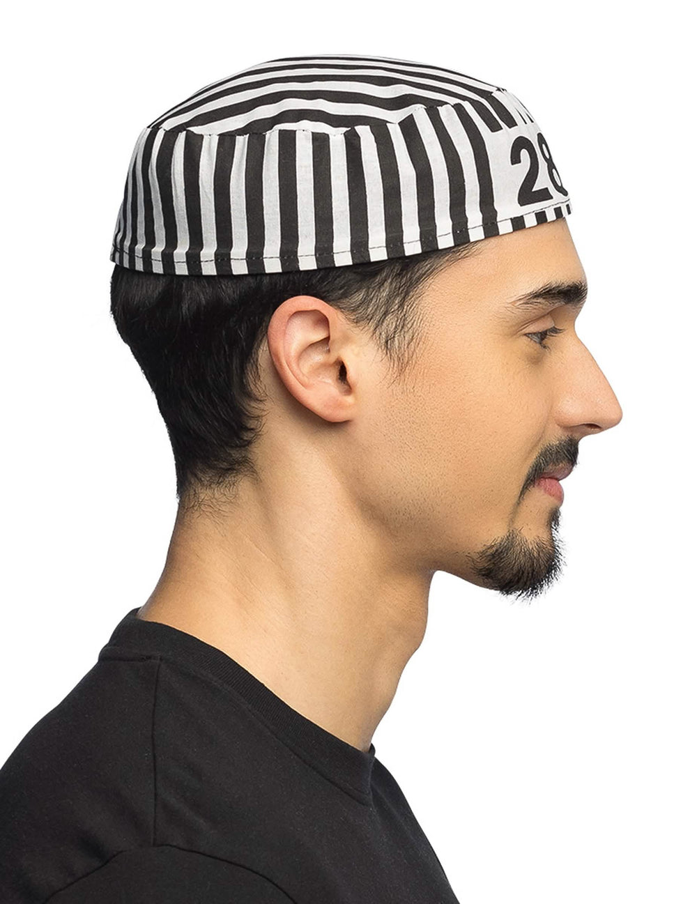 Pohled z profilu na vězeňský baret