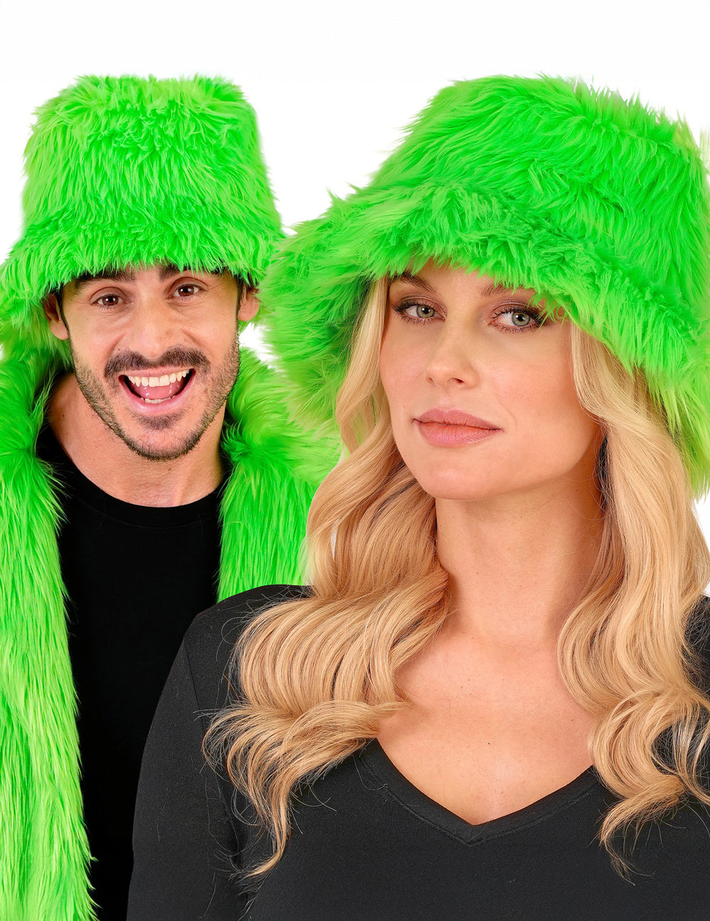 Mise en situation en duo du bob en poils pour adulte vert fluo