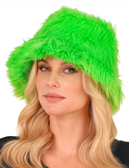Gros plan de face du bob en poils pour adulte vert fluo