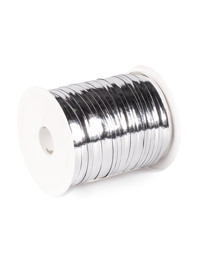 Vue de profil de la bobine du bolduc brillant pour décoration de fête