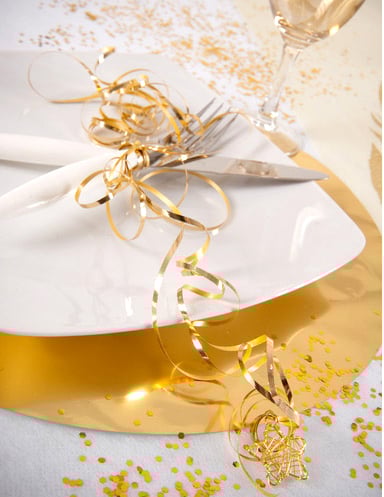 Détail de la mise en scène sur assiette du Bolduc brillant pour décoration de fête or