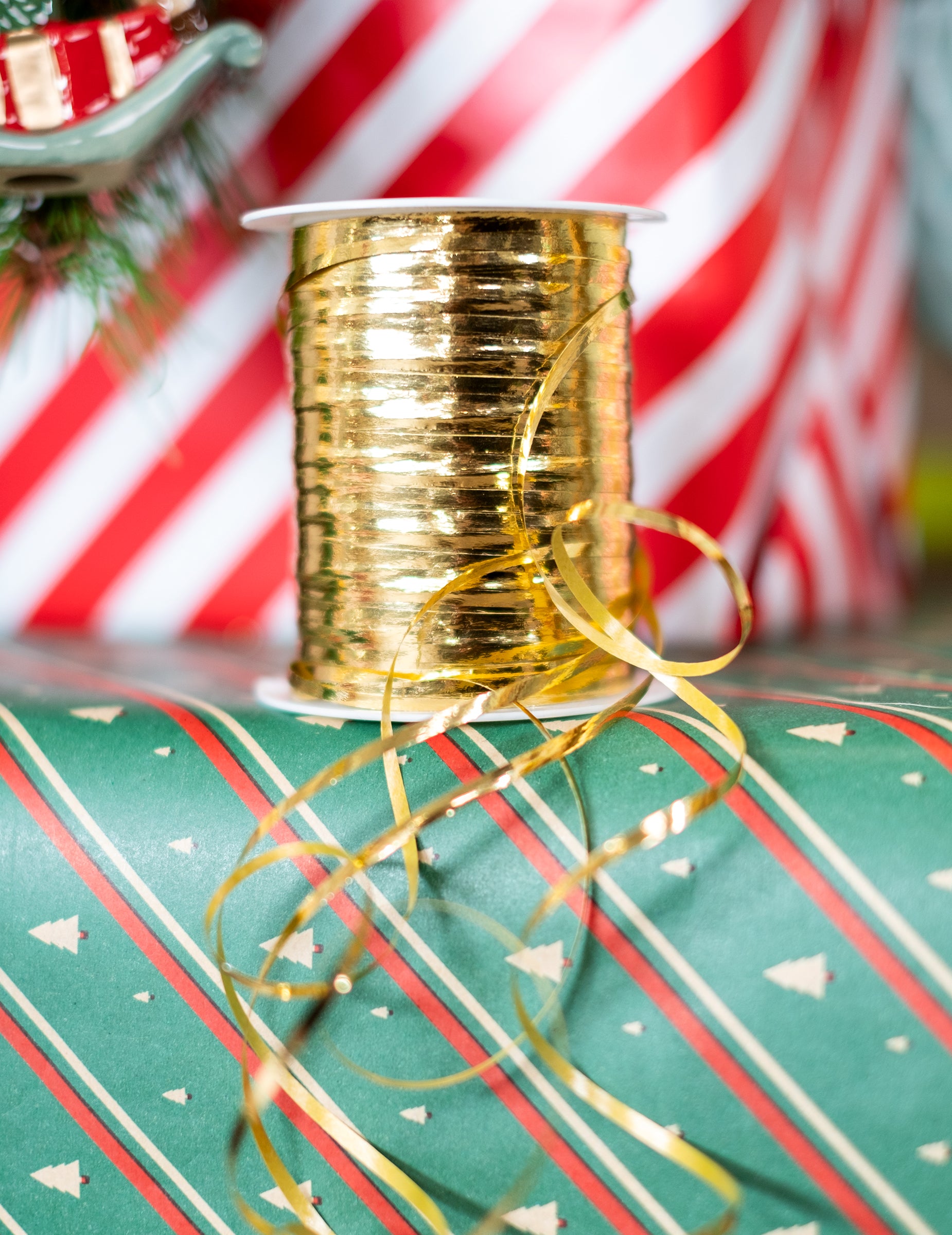 Mise en situation sur paquets cadeaux du Bolduc brillant pour décoration de fête or