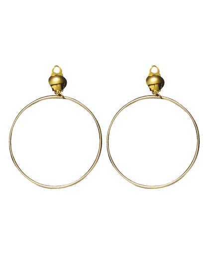 Détail du système d'attache des boucles d'oreilles dorées pour adulte