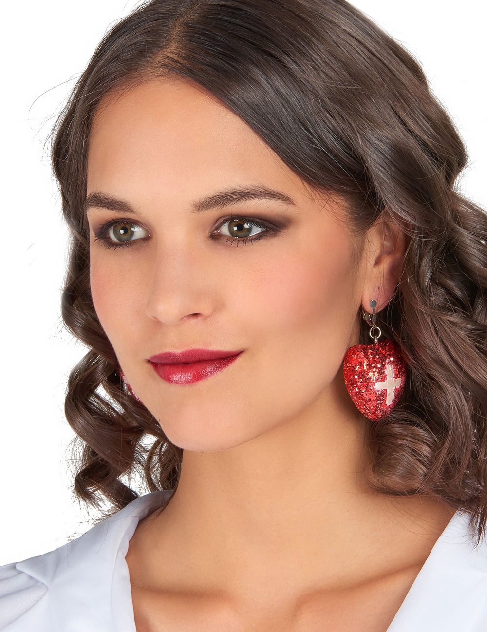 Gros plan sur les boucles d'oreilles infirmière