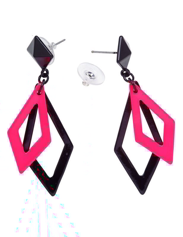 Détail du système d'attache des boucles d'oreilles losange