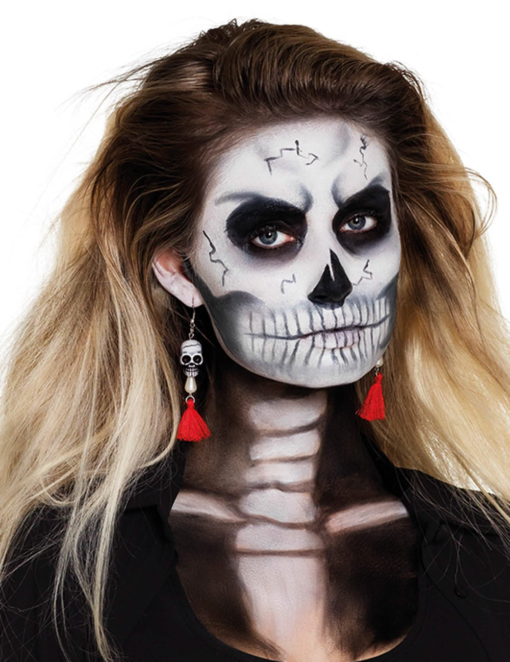 Detailní záběr na náušnice s lebkou Dia de los muertos pro žena