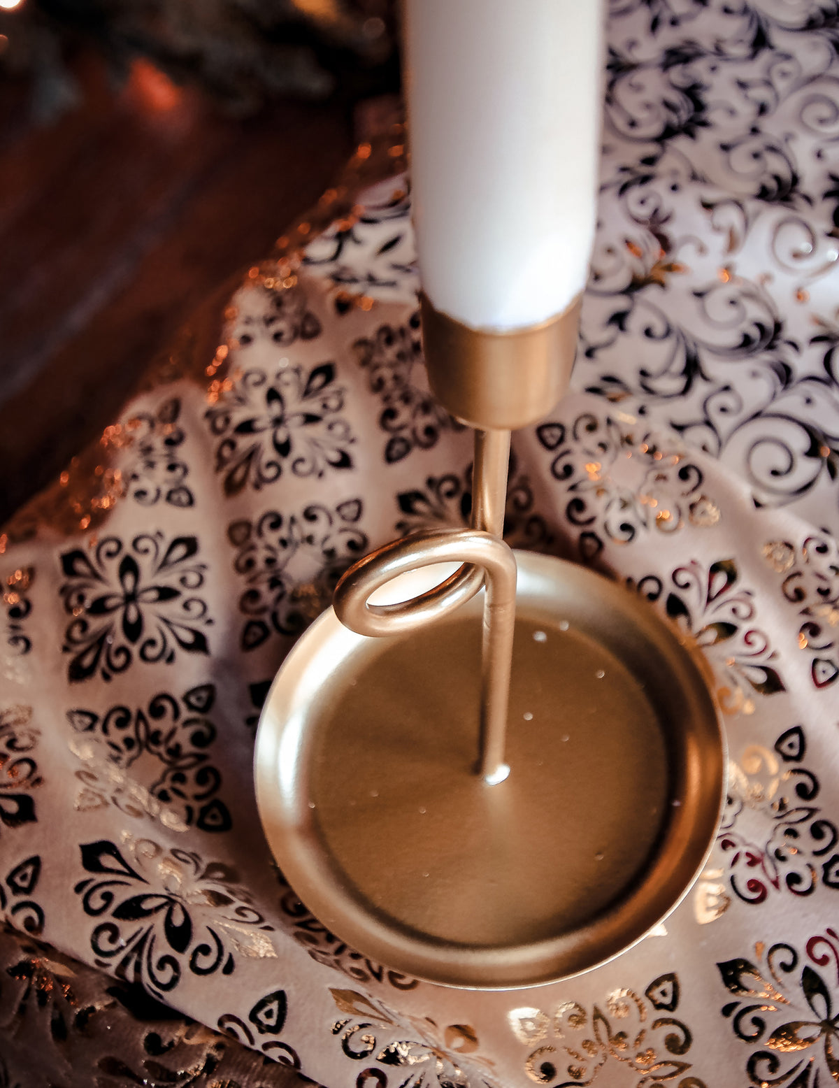 Gros plan sur le socle du bougeoir sur pied pour décoration de table laiton doré