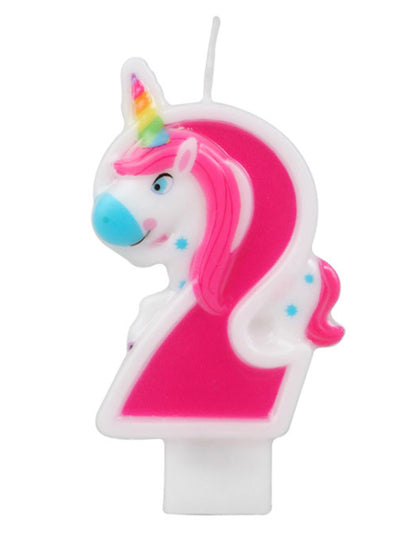 Gros plan sur le chiffre 2 de la bougie chiffre licorne pour anniversaire