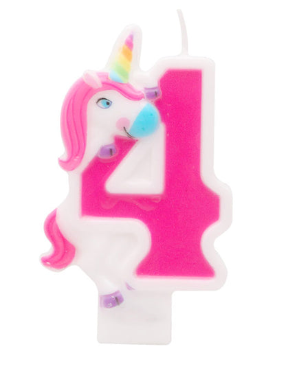 Gros plan sur le chiffre 4 de la bougie chiffre licorne pour anniversaire
