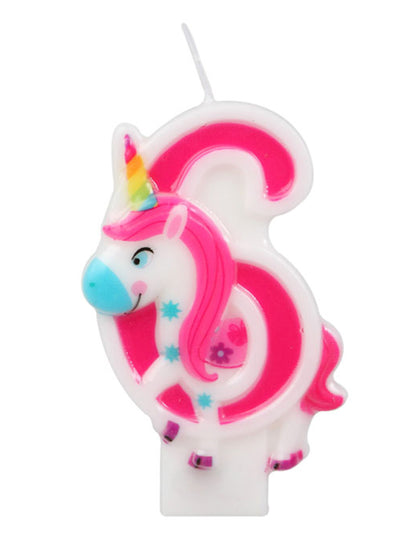 Gros plan sur le chiffre 6 de la bougie chiffre licorne pour anniversaire