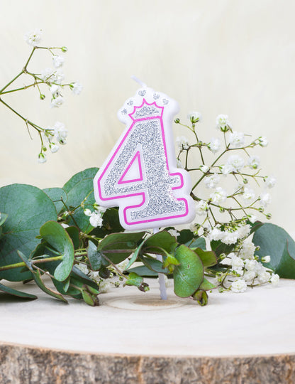 Mise en situation de la bougie d'anniversaire chiffre 4 princesse