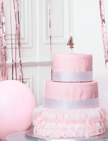 Mise en situation sur un gâteau de la bougie d'anniversaire chiffre 4