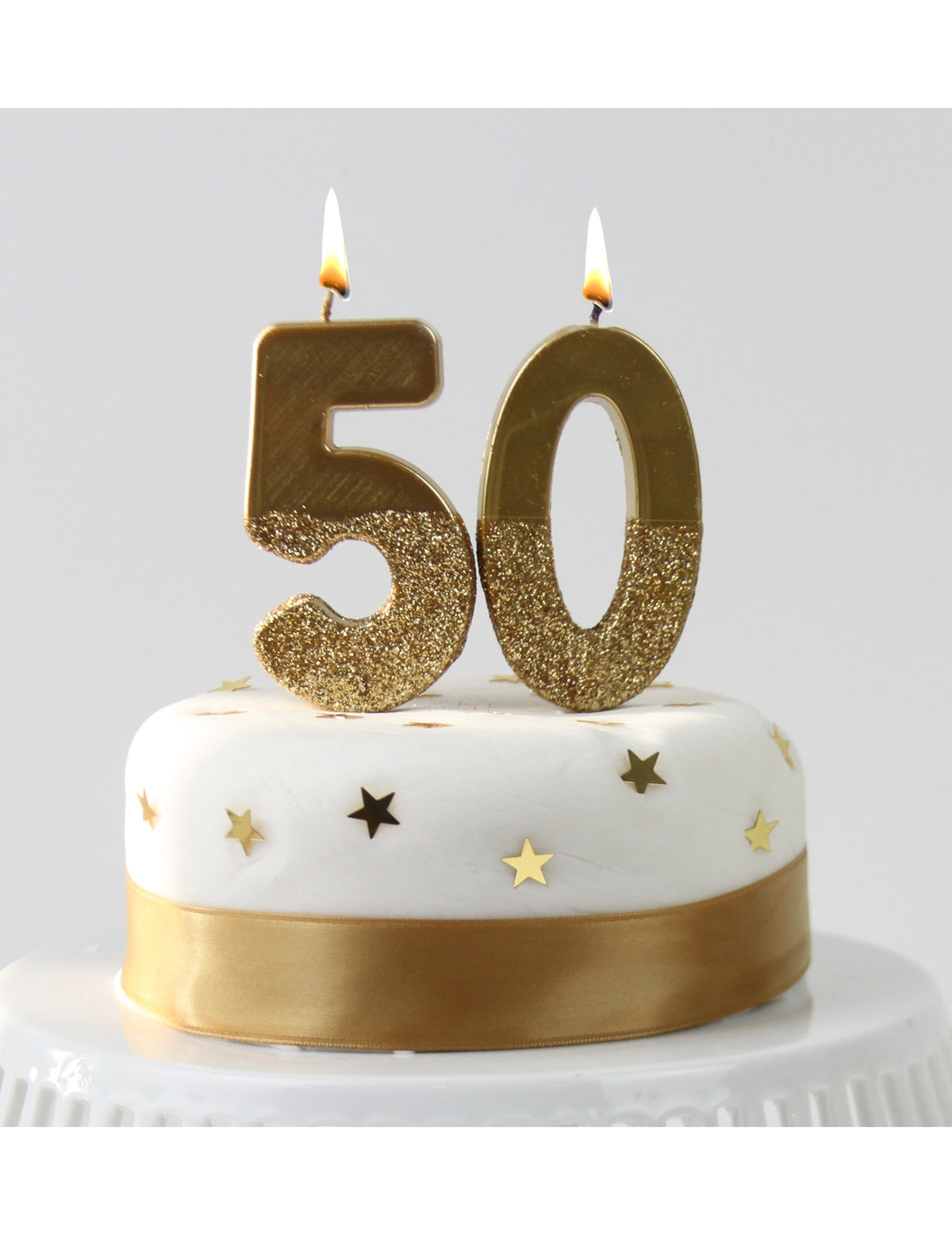 Mise en situation sur un gâteau de la bougie sur pique chiffre dorée pailletée