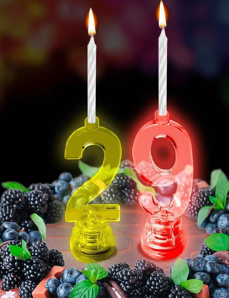 Scéna na dortu se svítící LED svíčkou číslo 9 k narozeninám