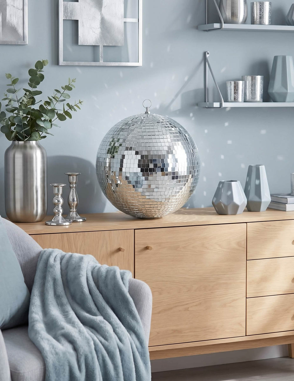 Scéna v obývacím pokoji s disco koulí pro stříbrnou dekoraci