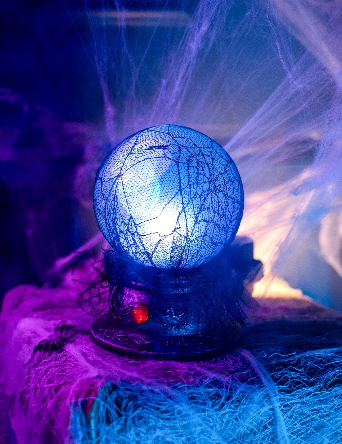 Gros plan sur l'effet lumineux bleu de la boule de cristal lumineuse et sonore Halloween