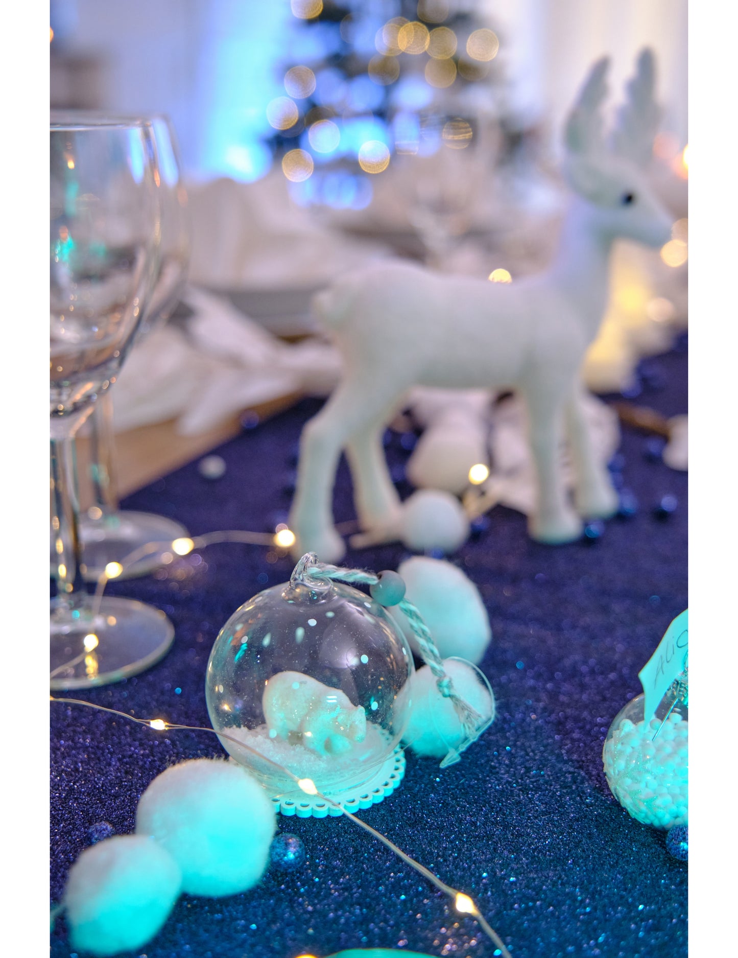 Skleněná vánoční koule s ledním medvědem 6 cm a sníh