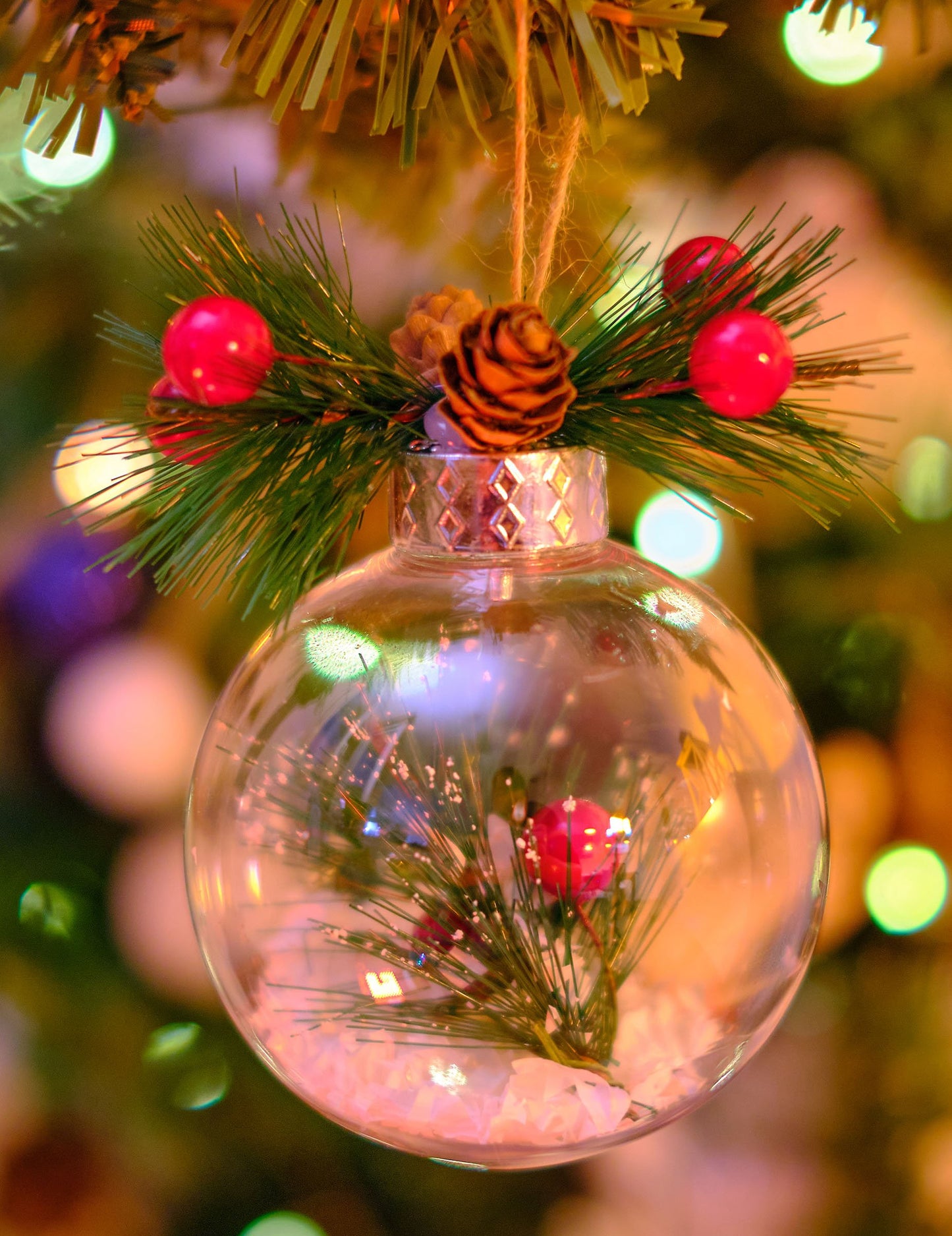 Přírodní vánoční koule se sněhem a jedlemi 8 cm náhodný vzor