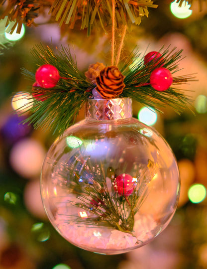 Přírodní vánoční koule se sněhem a jedlemi 8 cm náhodný vzor