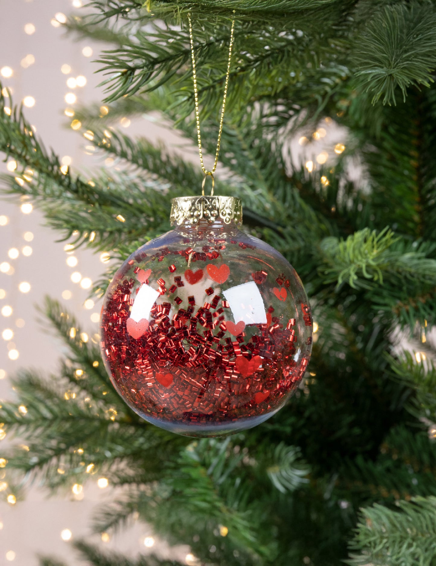 Průhledná vánoční koule s červenými srdíčky a lesklými konfetami 8 cm
