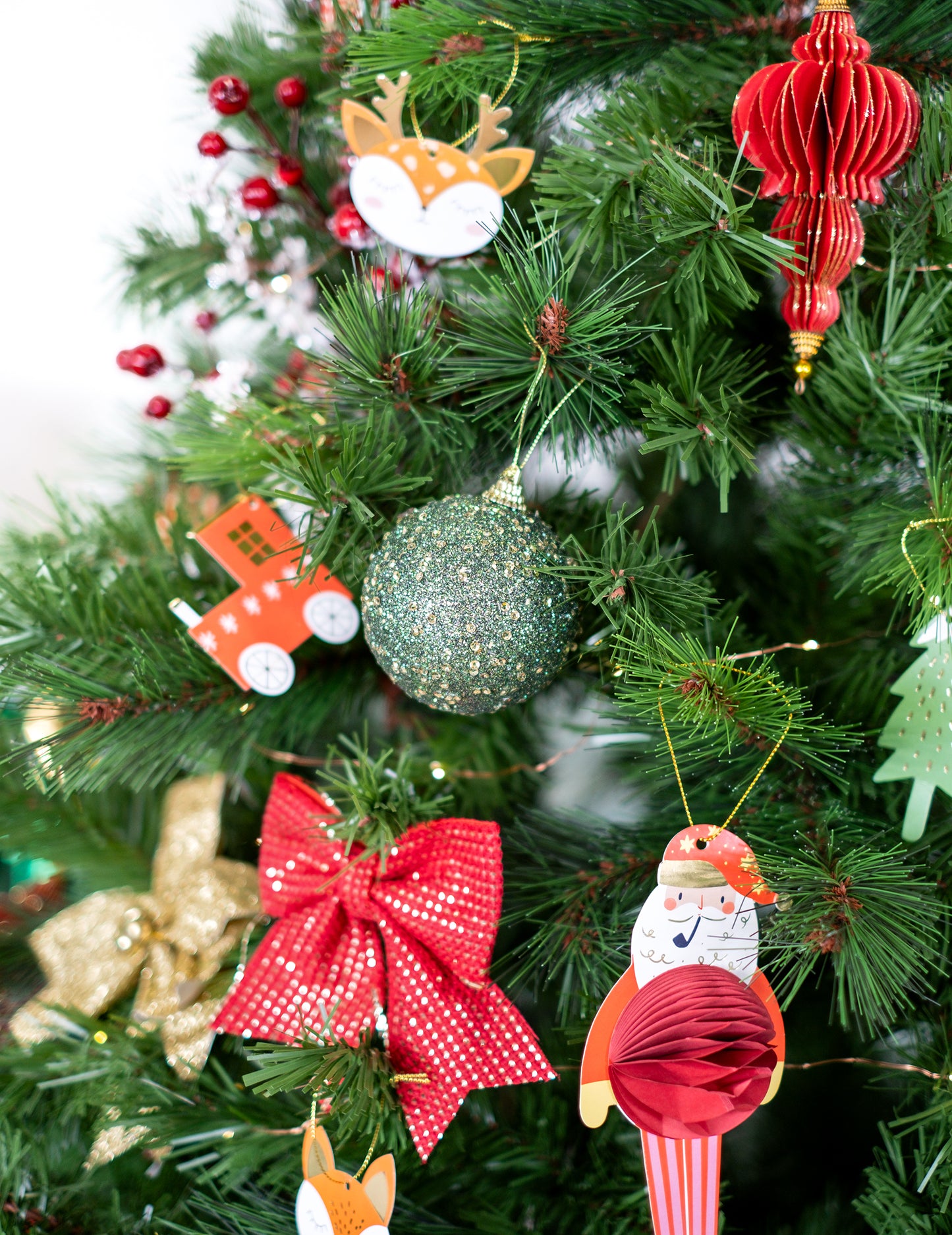 Zelená vánoční koule se zlatými třpytkami 8 cm pro jedle