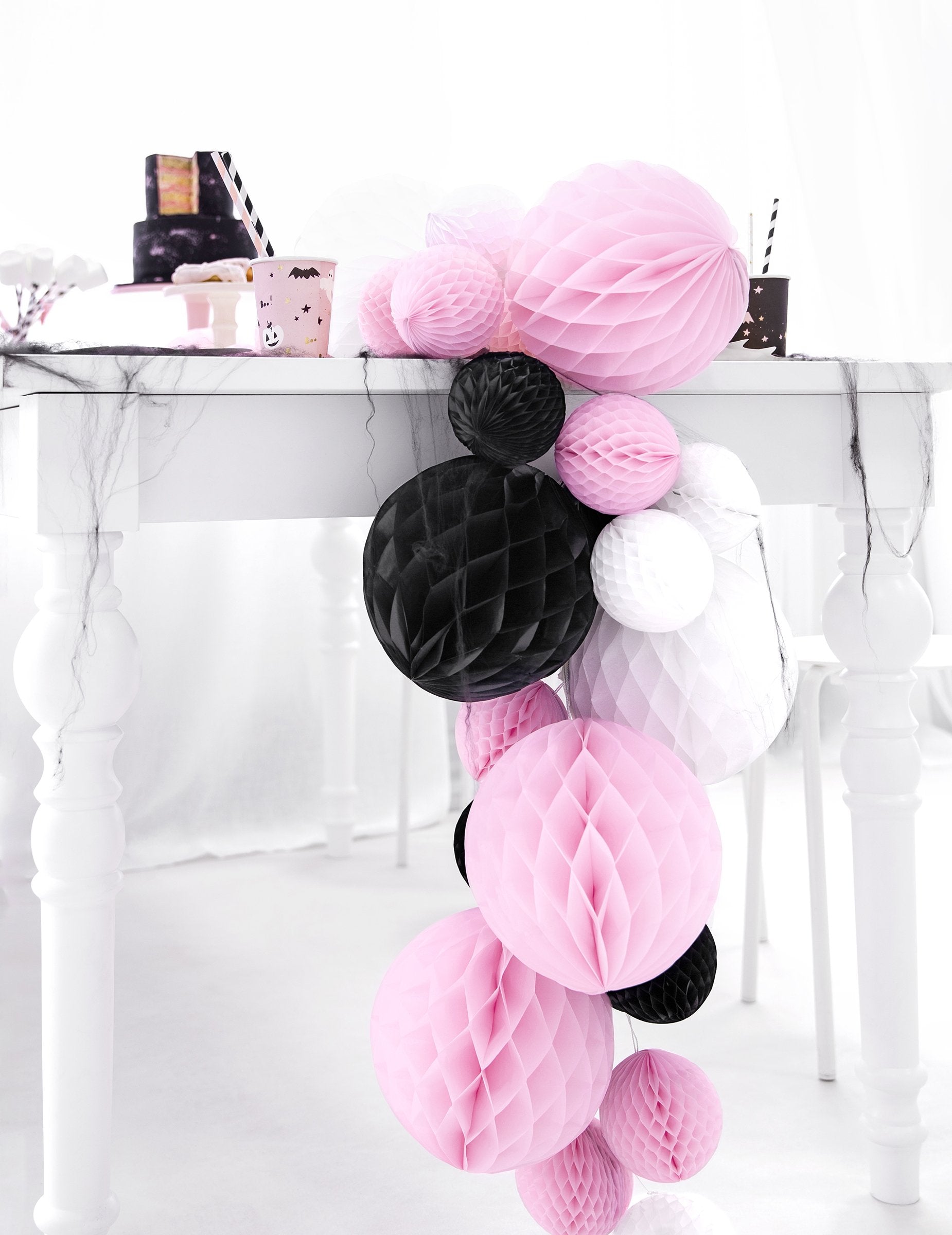 Stolní dekorace s černou papírovou koulí s výstupky