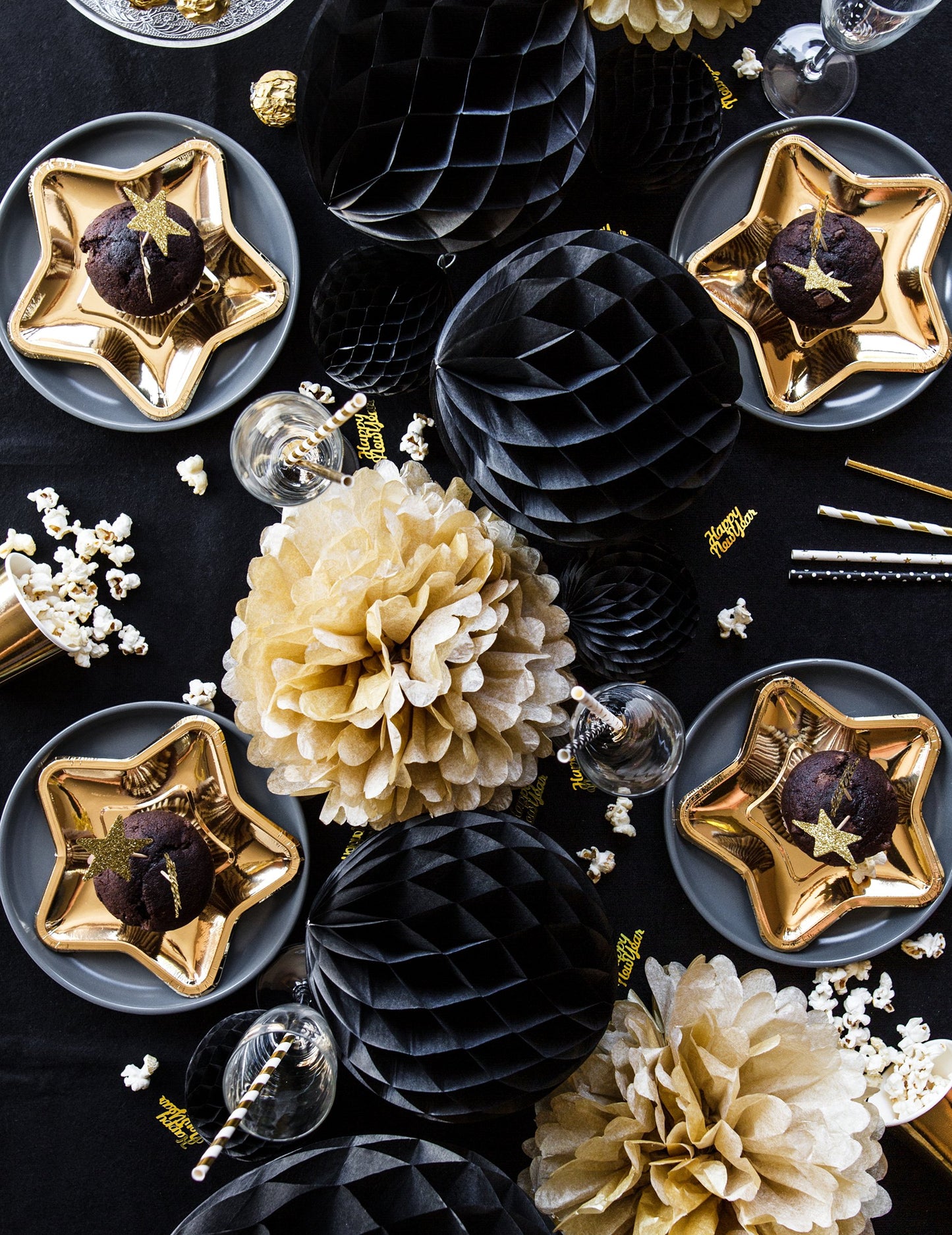 Pohled shora na černou papírovou kouli s výstupky