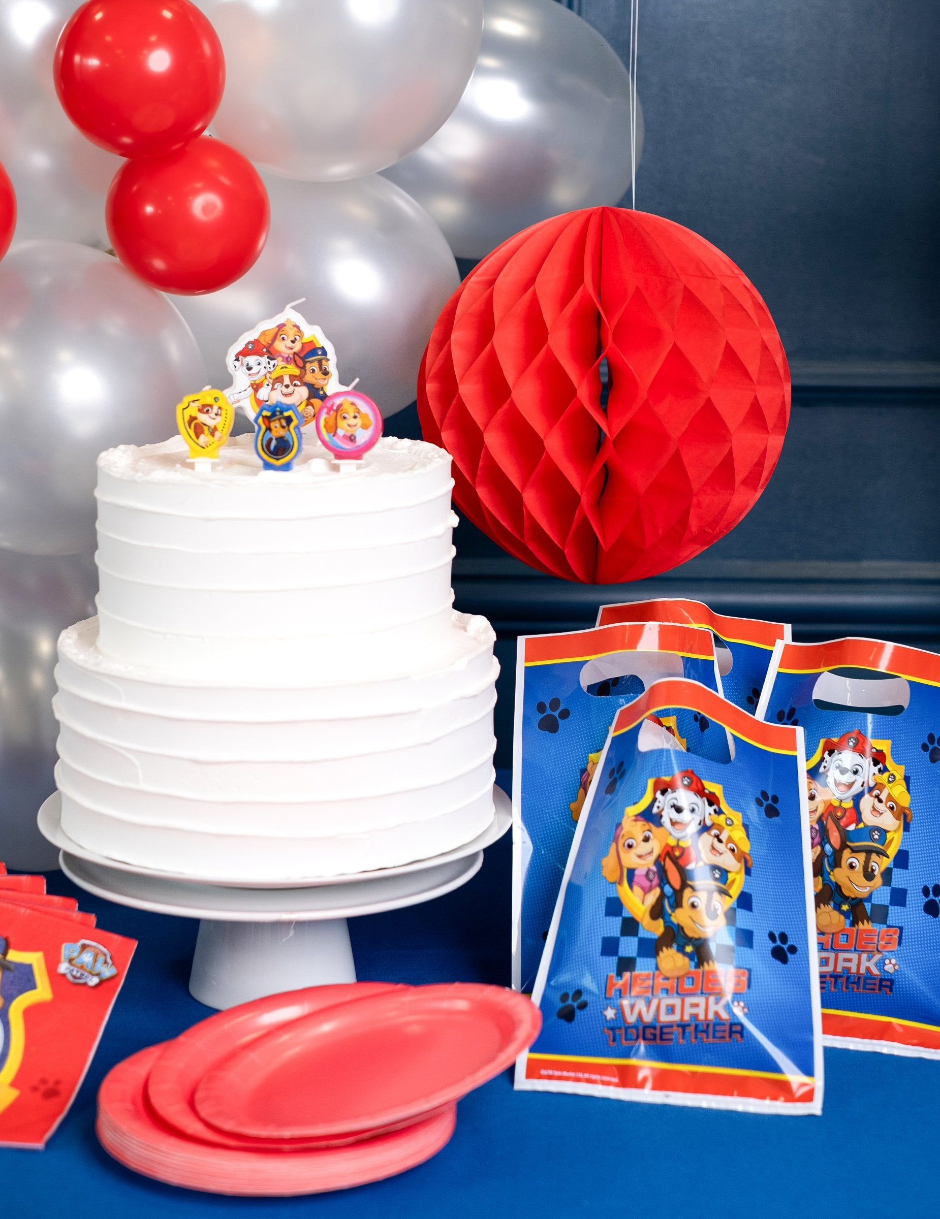 Mise en situation lors d'un goûter d'anniversaire de la boule en papier alvéolé pour décoration rouge