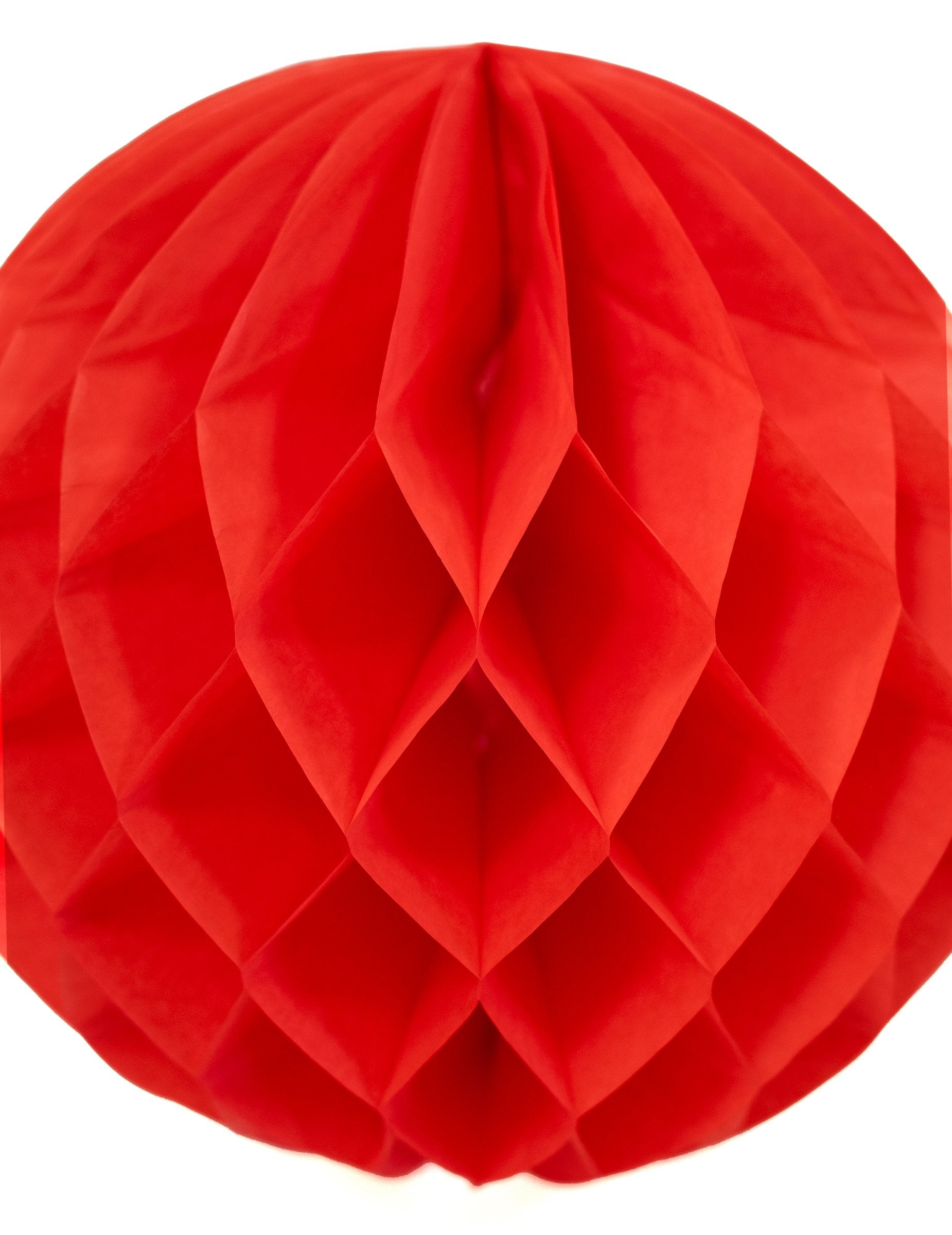 Détail des alvéoles de la boule en papier alvéolé pour décoration rouge