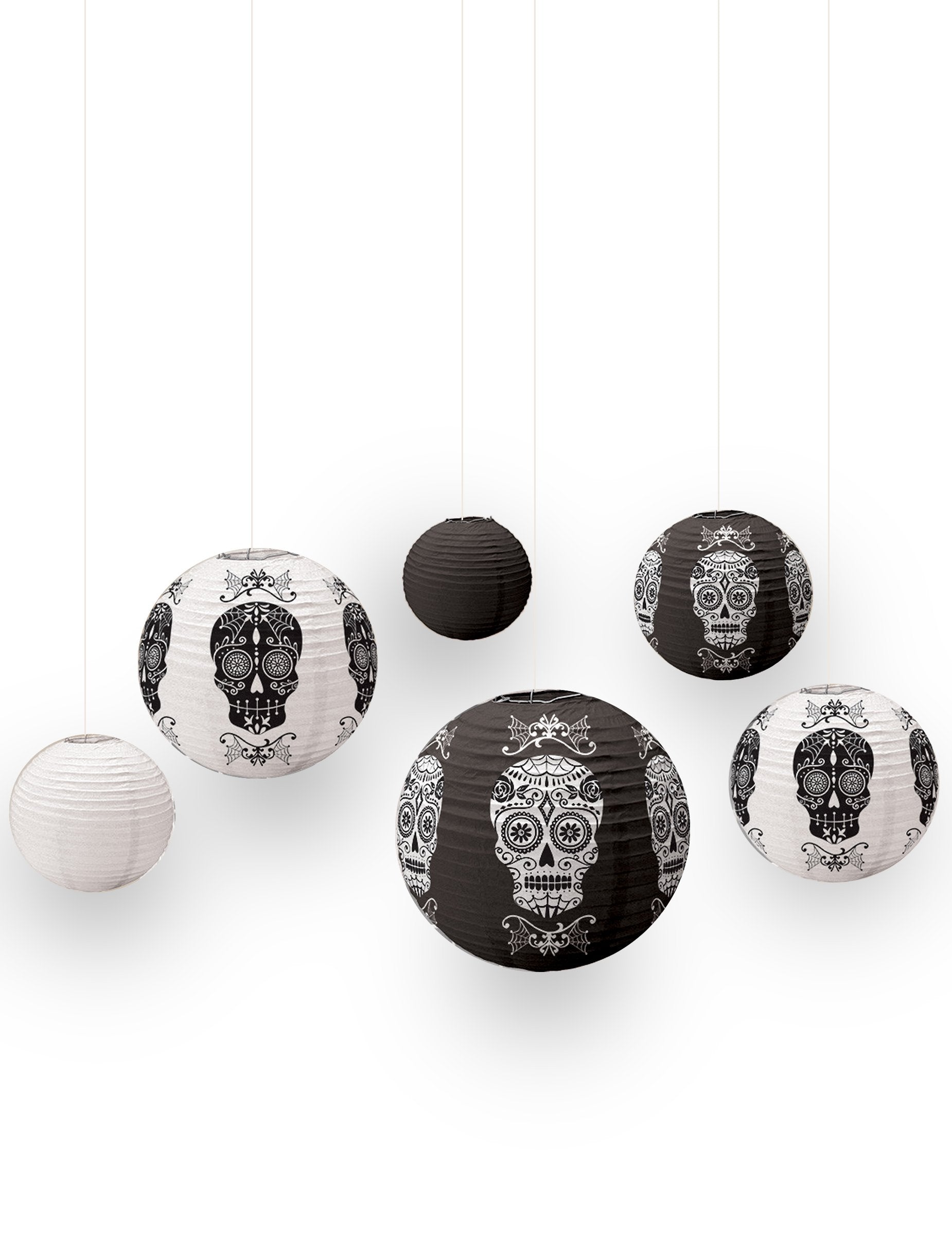 Halloweenské černobílé koule na zavěšení ve tvaru lebky