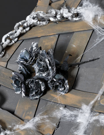 Kytice černých růží na Halloween 35 cm