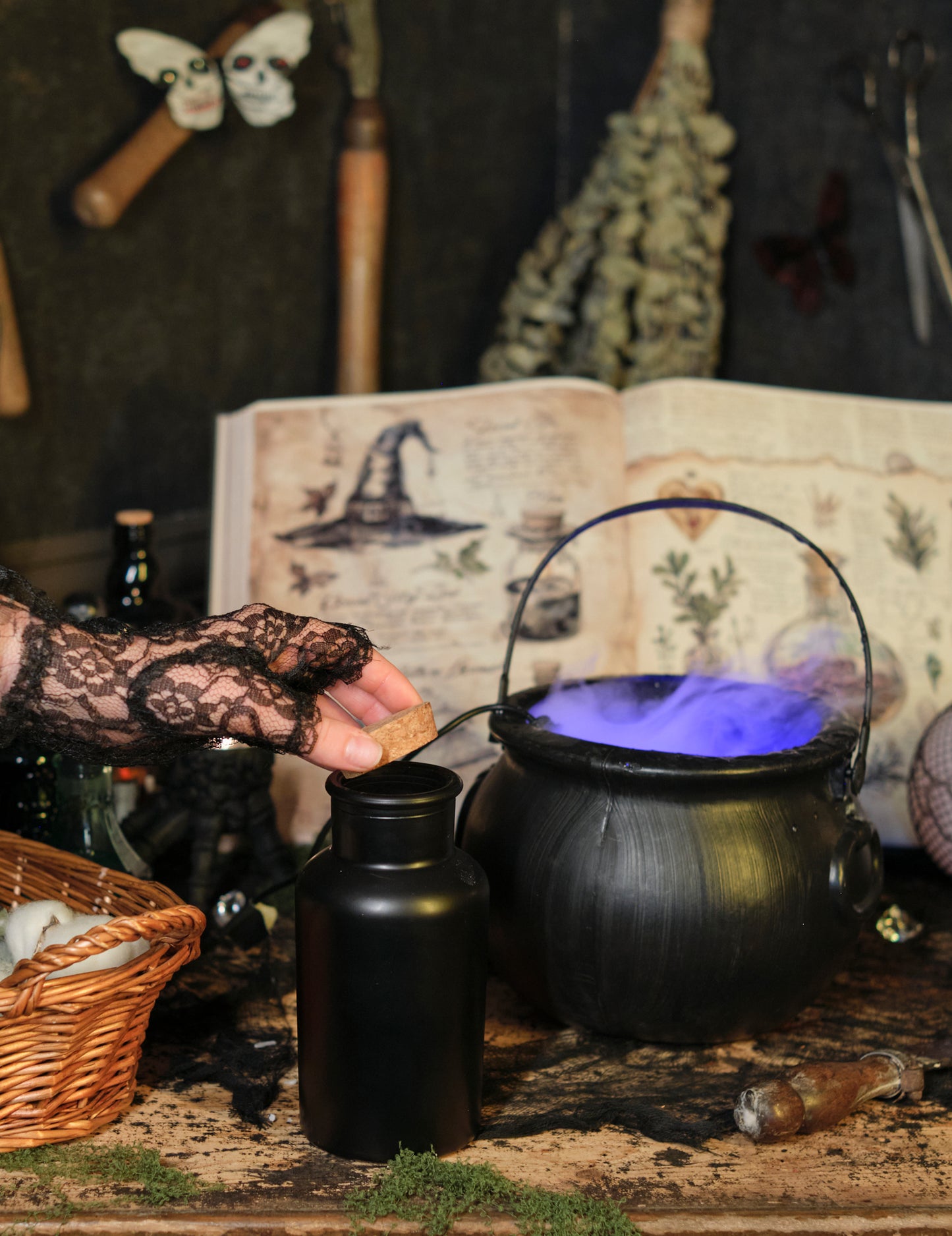 Matná černá lékárnická láhev s korkovou zátkou 17 cm 500 ml