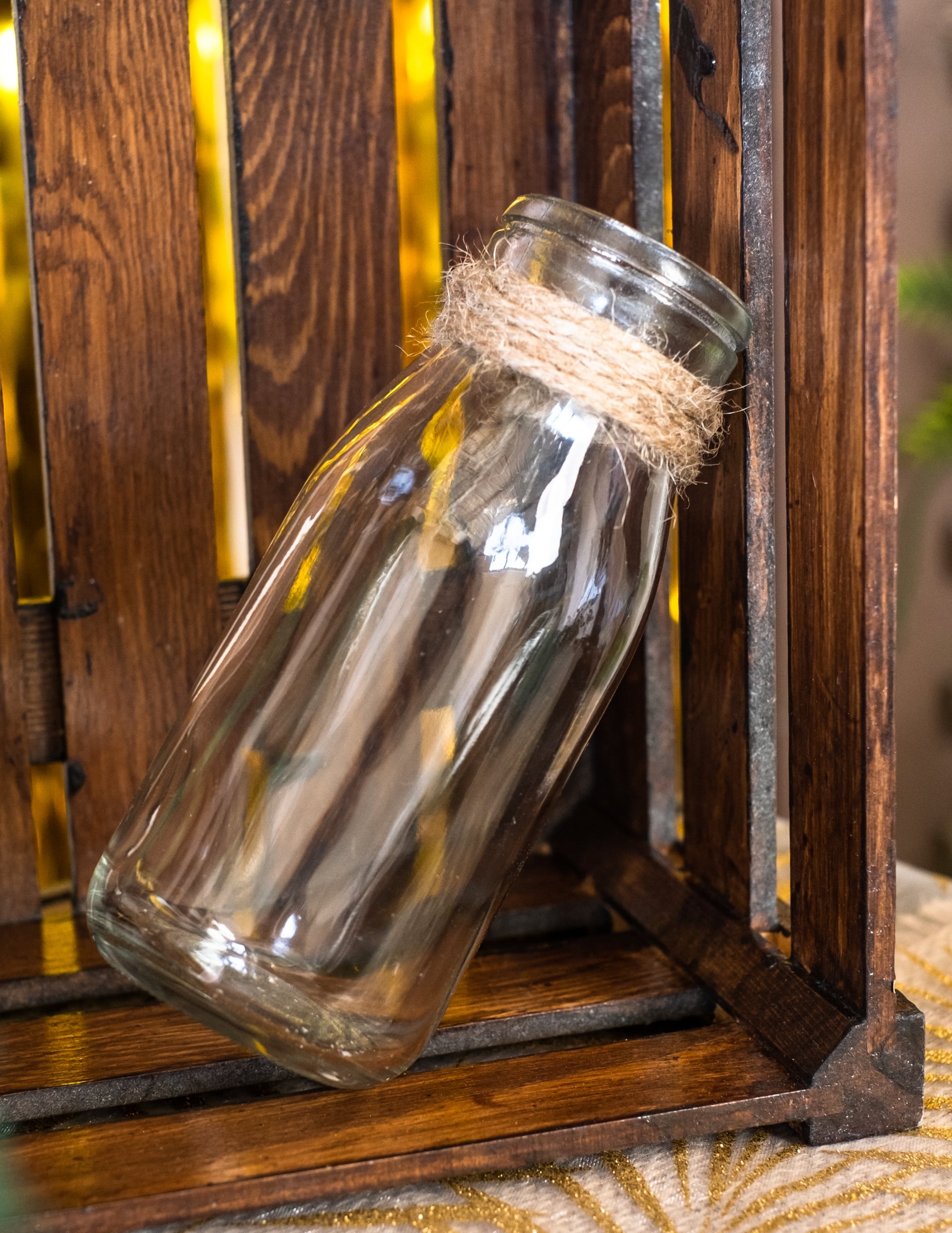 Détail de la cordelette en jute sur le goulot de la bouteille en verre Candy bar pour fête