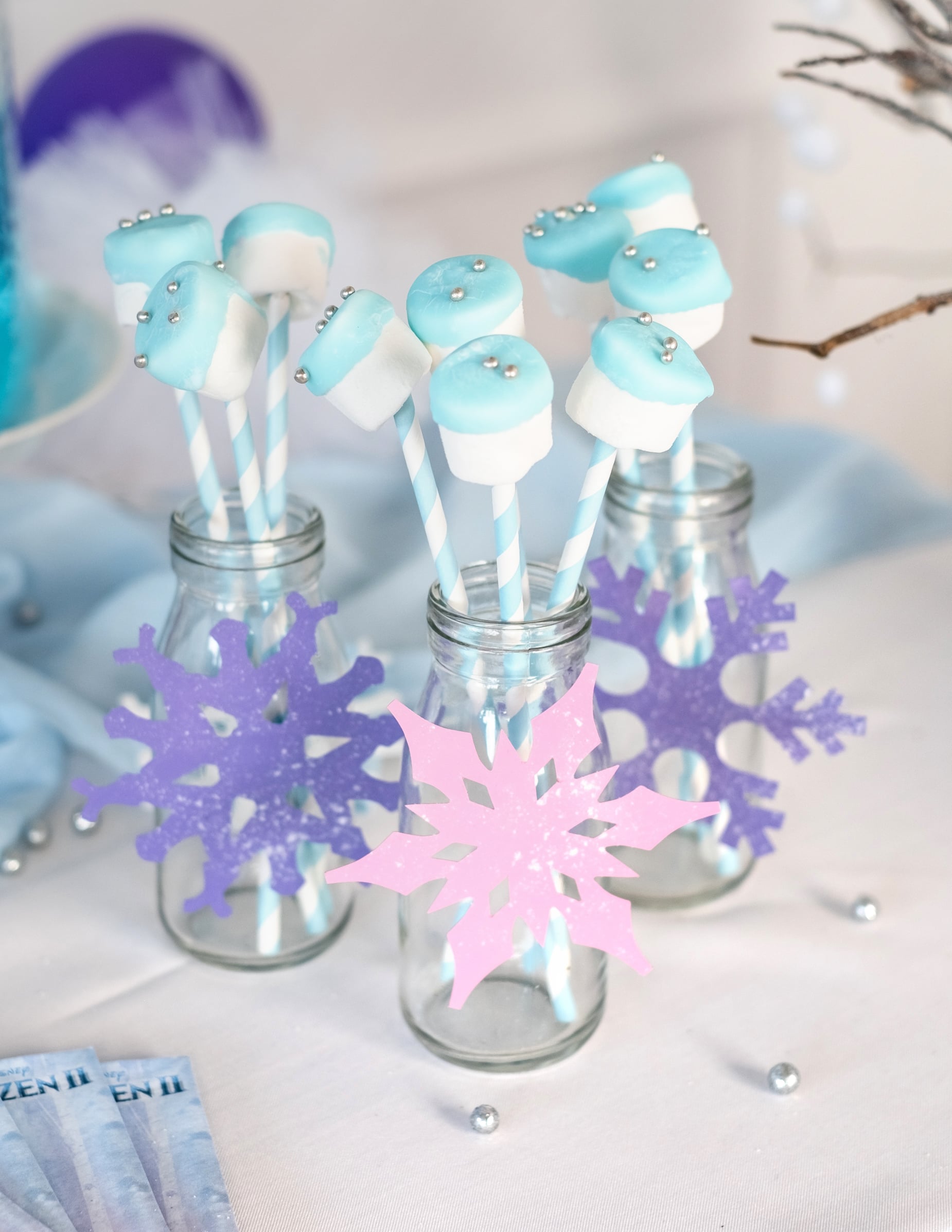 Mise en situation avec décors flocons de la bouteille en verre Candy bar pour fête