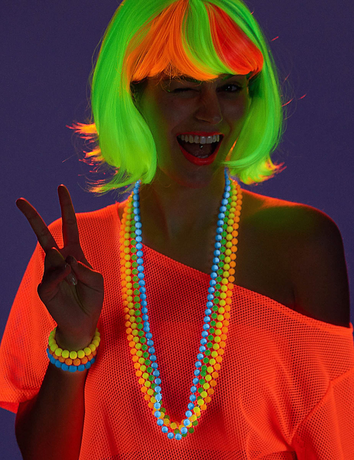 Detail fluorescenčního efektu modrého perlového náramku dospělý