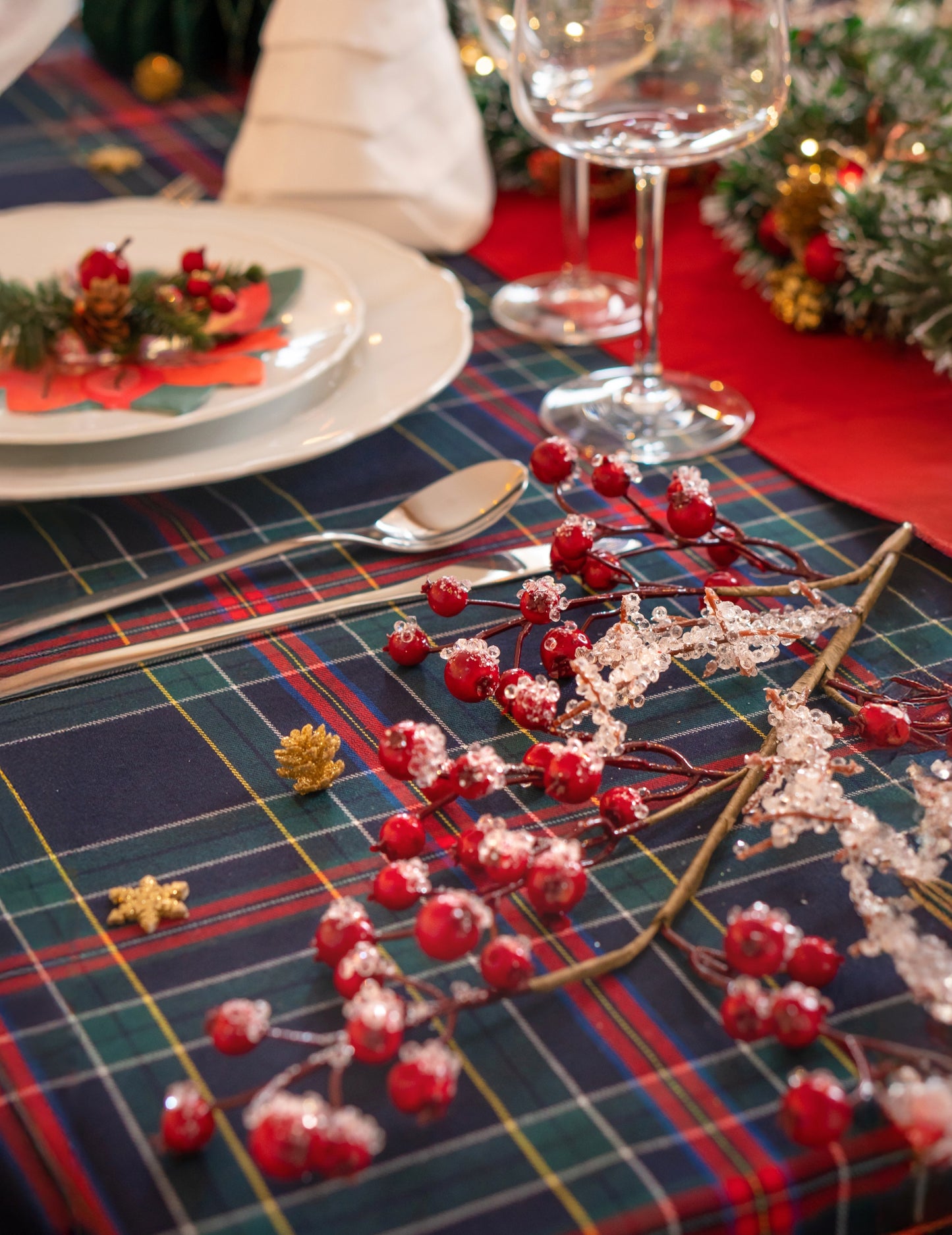 Větev červených bobulí 73 cm