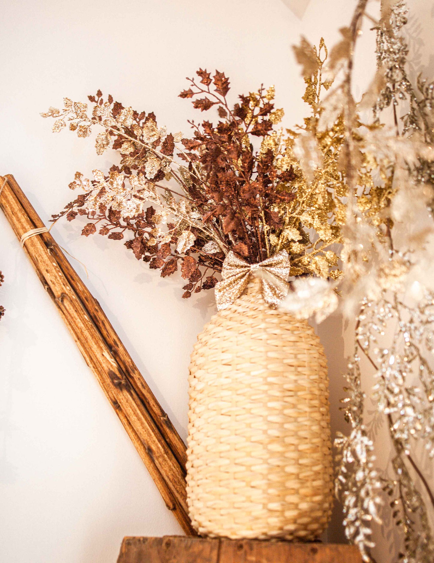 Větev se zlatými třpytkami, 65 cm 