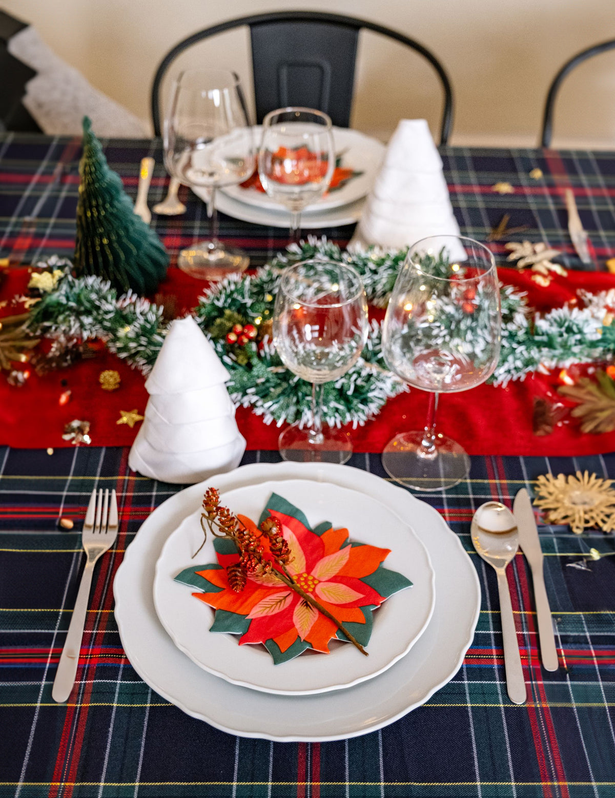 Mise en situation sur une table de fête de la branche de pommes de pin pour Noël